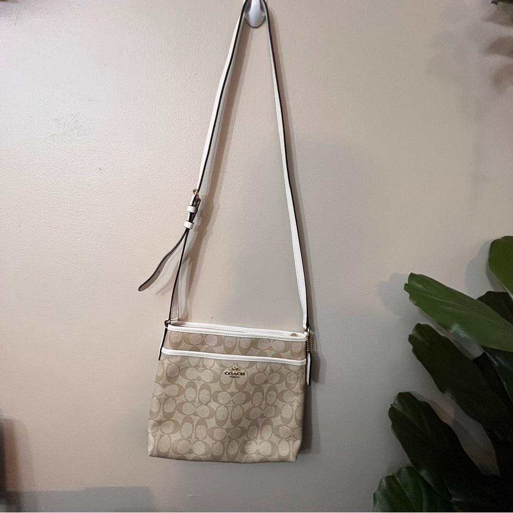 CoachCross Body Bag)F29210 Light Khaki X Chalk Signature Shoulder.NWOT - Picture 4 of 12